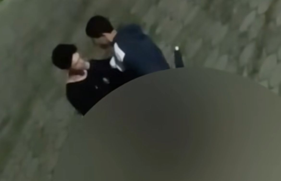 Homens praticam sexo oral no meio da rua em Navegantes