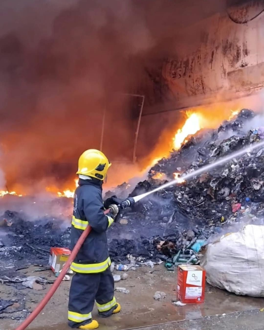 Incêndio de grandes proporções destrói galpão de recicláveis no Bairro São Paulo