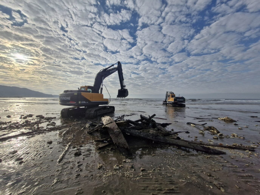 Prefeitura retira embarcação encalhada na praia do Gravatá